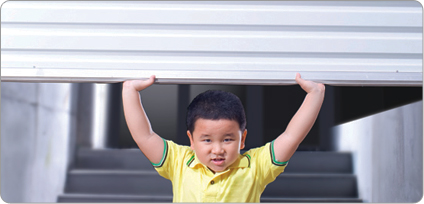 Thao tác đóng cửa cuốn bằng tay khi mất điện Thao tác đóng cửa cuốn bằng tay khi mất điện
